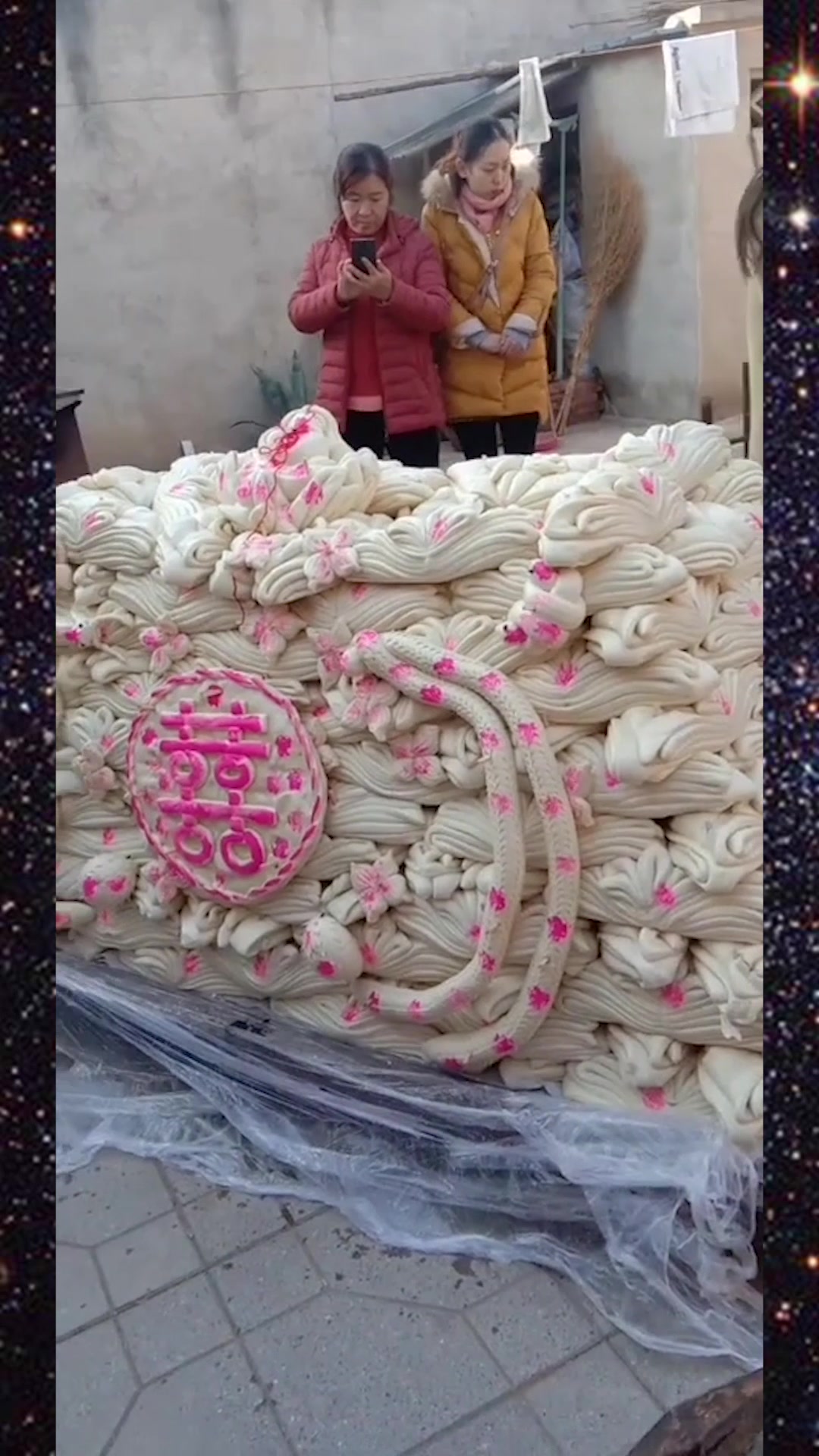 见识一下农村结婚用的大馒头,眼前这一幕,网友:没有见过这样的