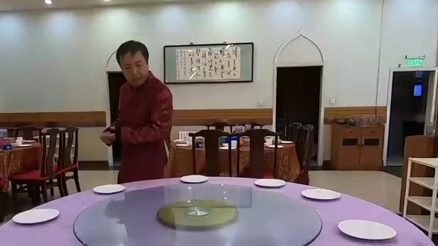 【手速+技巧!太原90后服务生小哥15秒摆盘一大桌】90后小伙刘少州是太原市一家火锅店的服