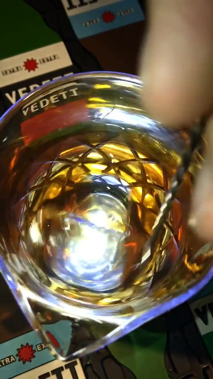 可以媲美马天尼的鸡尾酒,由曼哈顿衍生出的鸡尾酒,可见有多经典