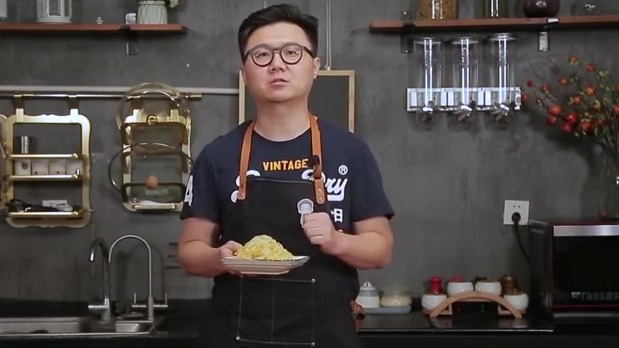 【家常酸菜白肉粉丝锅】寒冬腊月,来一锅热气腾腾的酸菜白肉粉丝,有肉有菜,连汤带水,开胃下饭