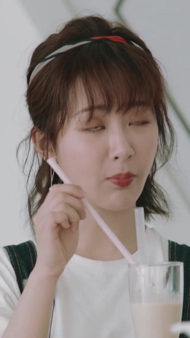 王俊凯杨紫共喝一杯奶茶,杨紫摇头晃脑的太可爱,姐弟俩感情真好