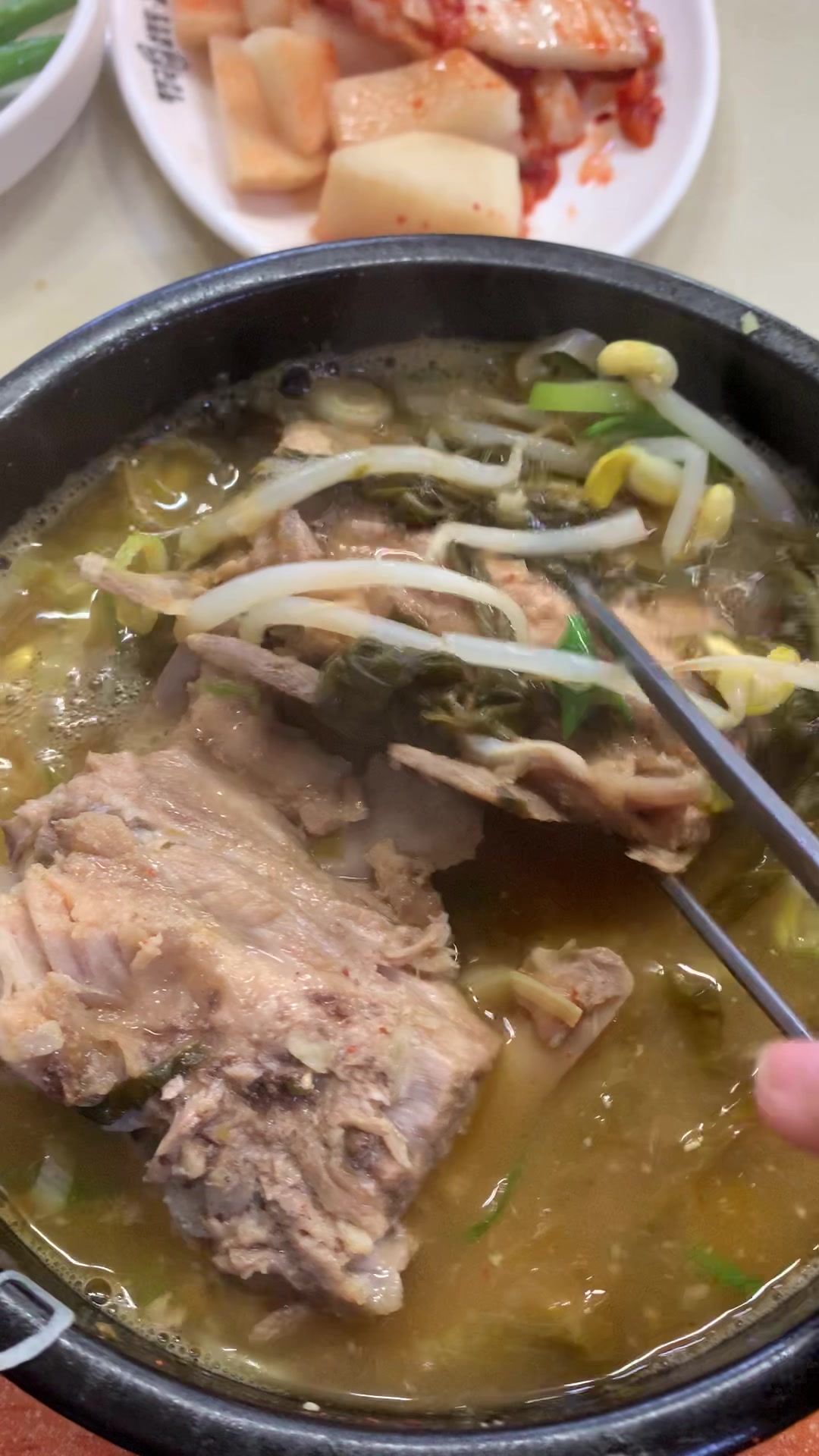 在韩国冬天特别适合吃脊骨汤饭!猪肉炖的软软糯糯!吃完浑身热乎