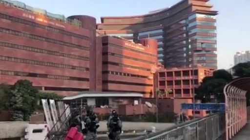 【你们吃生命面包 我们吃海底捞!港警喊话暴徒后 来深圳吃海底捞了……】11月21日,香港理