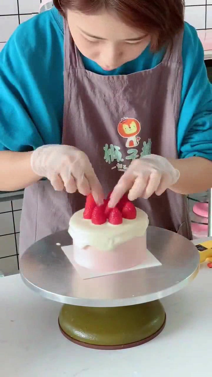 迷你草莓酸奶淋面蛋糕,超简约风,是店里卖的很贵的高级款式了!