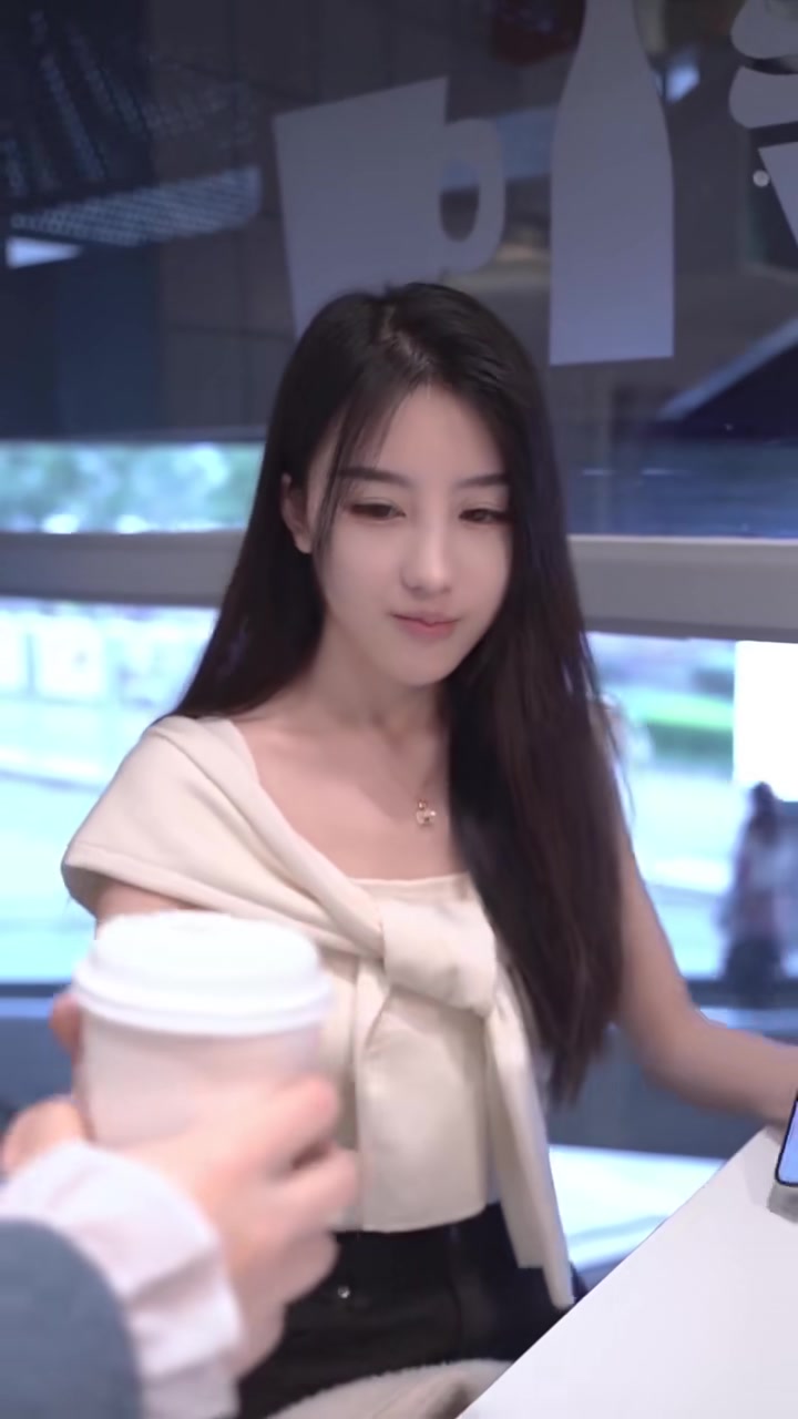 在妹子心中,奶茶才是最重要的吧?