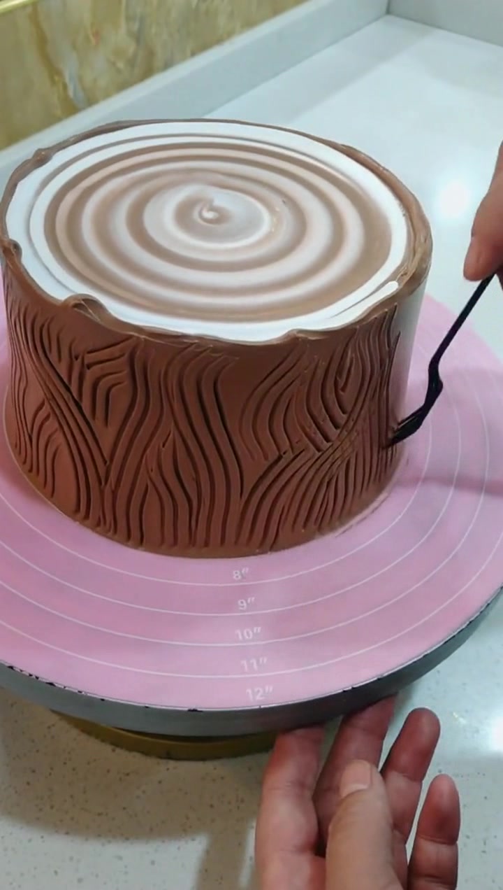 一眼看上去以为是真的树桩,以假乱真的奶油裱花,蛋糕师手艺很高