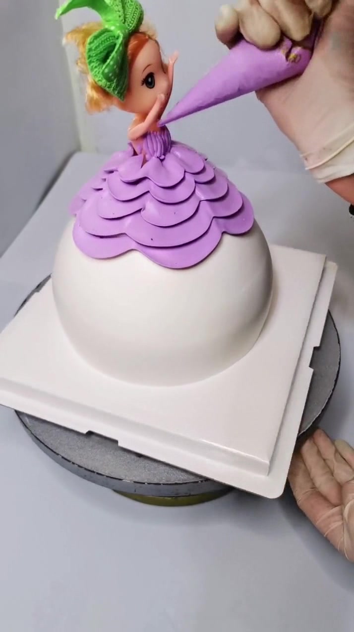 公主蛋糕裱花过程,紫奶油做裙子美翻,这样做立得稳,不用担心倒