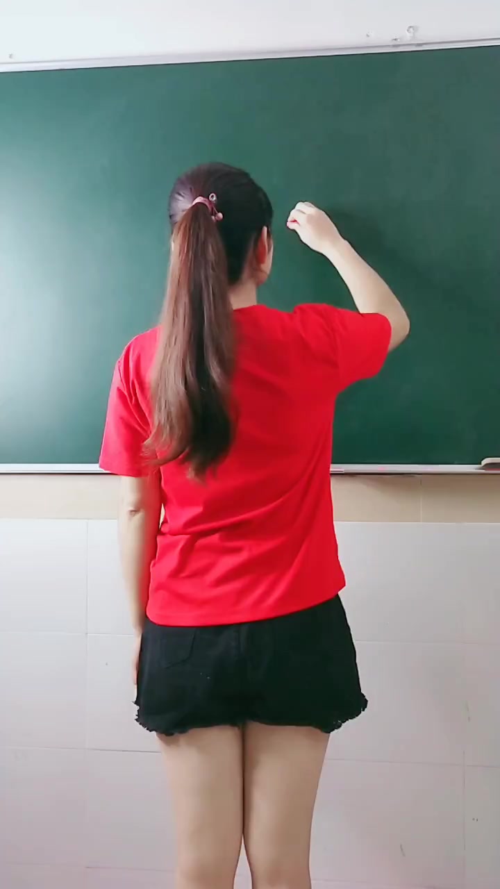 幼儿园穿短裤的小幼师,冬天还这样画画,大腿难道不冷吗?
