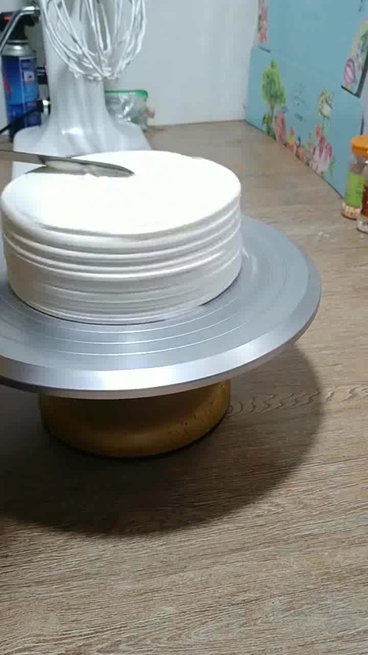 这种生日蛋糕还是很好看的,奶油颜色和水果摆放很有层次感,喜欢