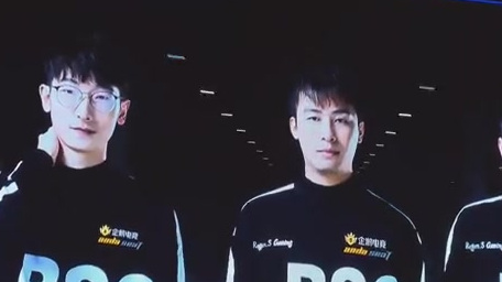 上周附加赛顺利进行,小橘子带来新八卦!第一个比赛日遇上RSG.胖鱼生日,老司机队友的祝福想