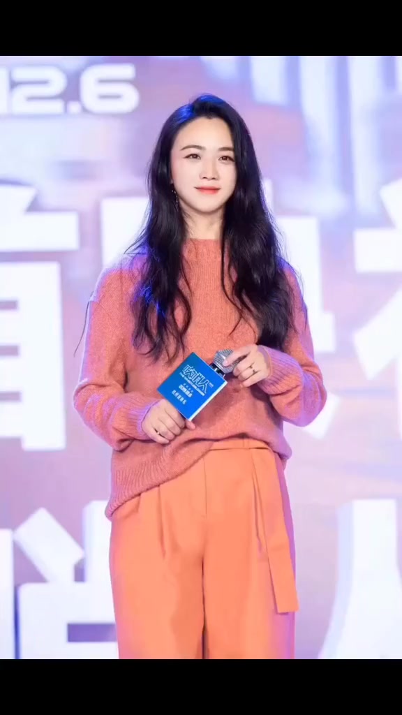 气质女神汤唯来了,一身穿搭尽显优雅大气,不论怎么看都很美!