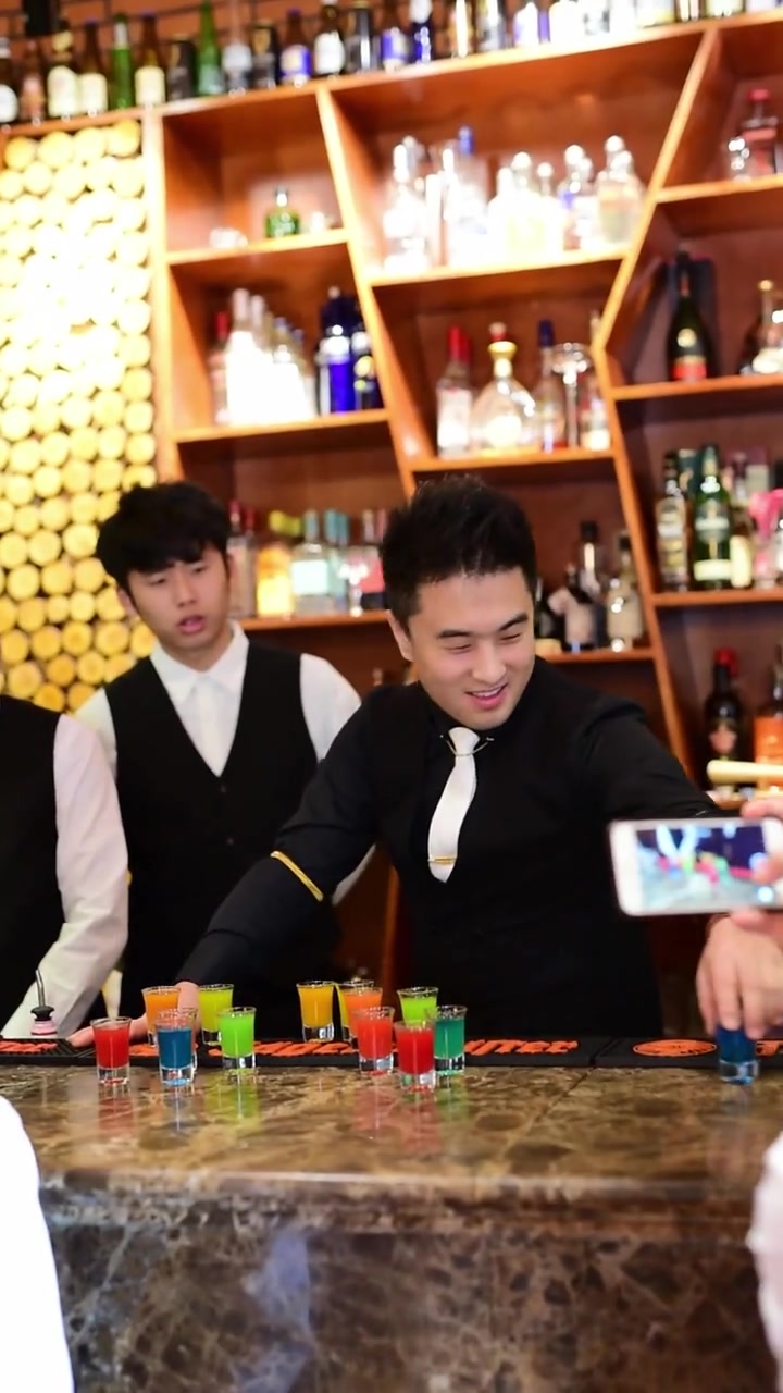 这么生猛的喝鸡尾酒的方式,连调酒师都控制不了了,太搞笑了