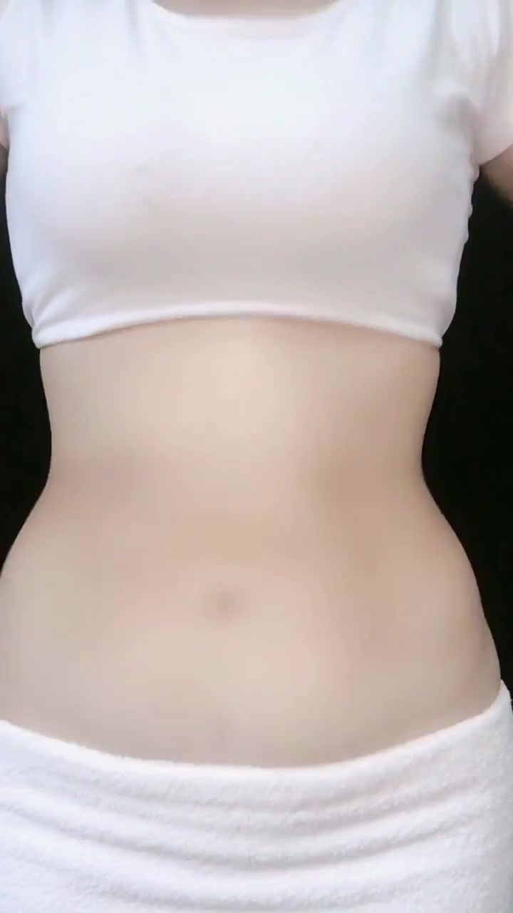 瘦肚子手法:双手抓捏肚皮,加快脂肪燃烧,轻松甩掉肚子上的肉肉