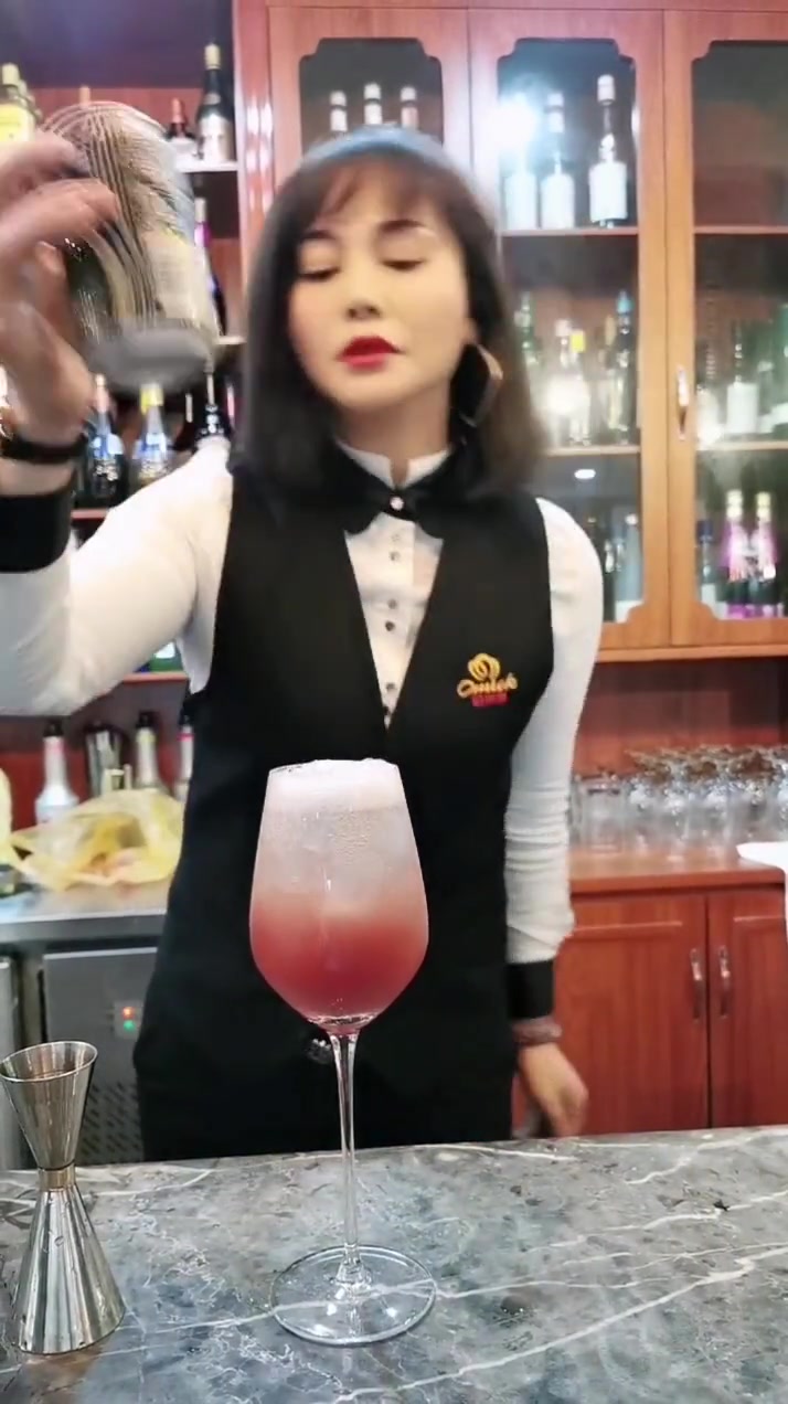 非常适合女生的一款鸡尾酒,酒精度数低,关键口感特别棒