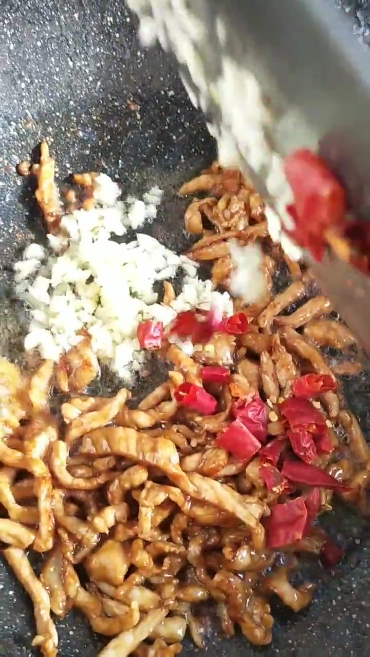 炸菜炒香菇制作方法,这是农村人最爱的美食,上桌就被抢光