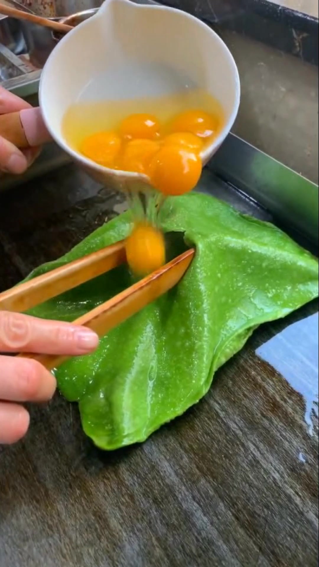 这才是真正的鸡蛋灌饼,快来数数加了多少个蛋,太诱人了