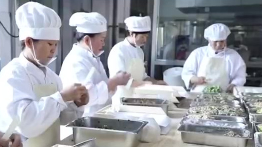 【北方人的饺子情结!东北高校专门开设饺子园:酸菜饺子最受欢迎】大冬天,没什么比来一锅热气腾