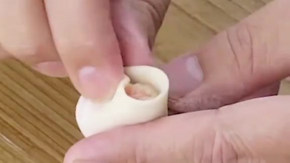 作为北方的饺子痴迷者,不管啥节皆可饺子解决,饺子包法:家常包法、半月形、柳叶形;简单易学…