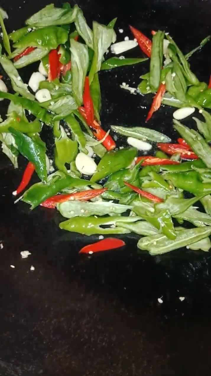 青椒炒腊肉的制作教程过年家家都爱烧的一道菜