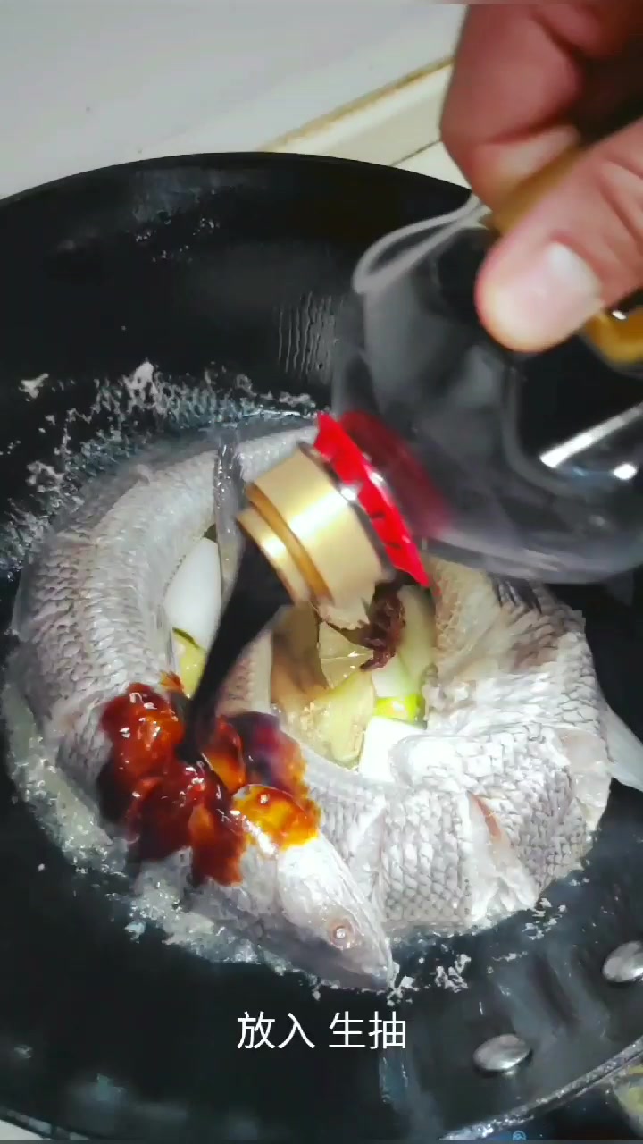 农家“蒜香红烧梭鱼”香气十足 鲜嫩可口 你喜欢吗