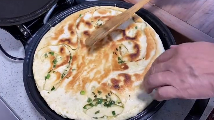 分享陕西老乔做的千层油酥饼,酥脆美味,给大家参考。