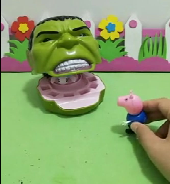 乔治见大鳄鱼没有牙齿,就帮大鳄鱼用橡皮泥做牙齿,乔治真善良!