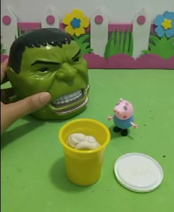 乔治买了盒橡皮泥,帮助小动物们做东西,大鳄鱼让乔治给它做牙齿