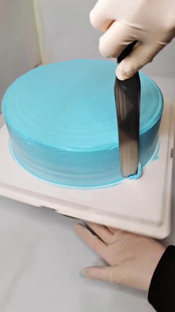 喜欢这个淋面生日蛋糕,不止因为好看,还因为制作环境整洁干净!