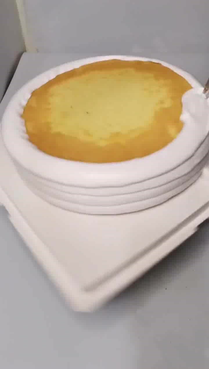 特别简单的奶油裱花,放上王冠水果之后,蛋糕立马就变得不一样了