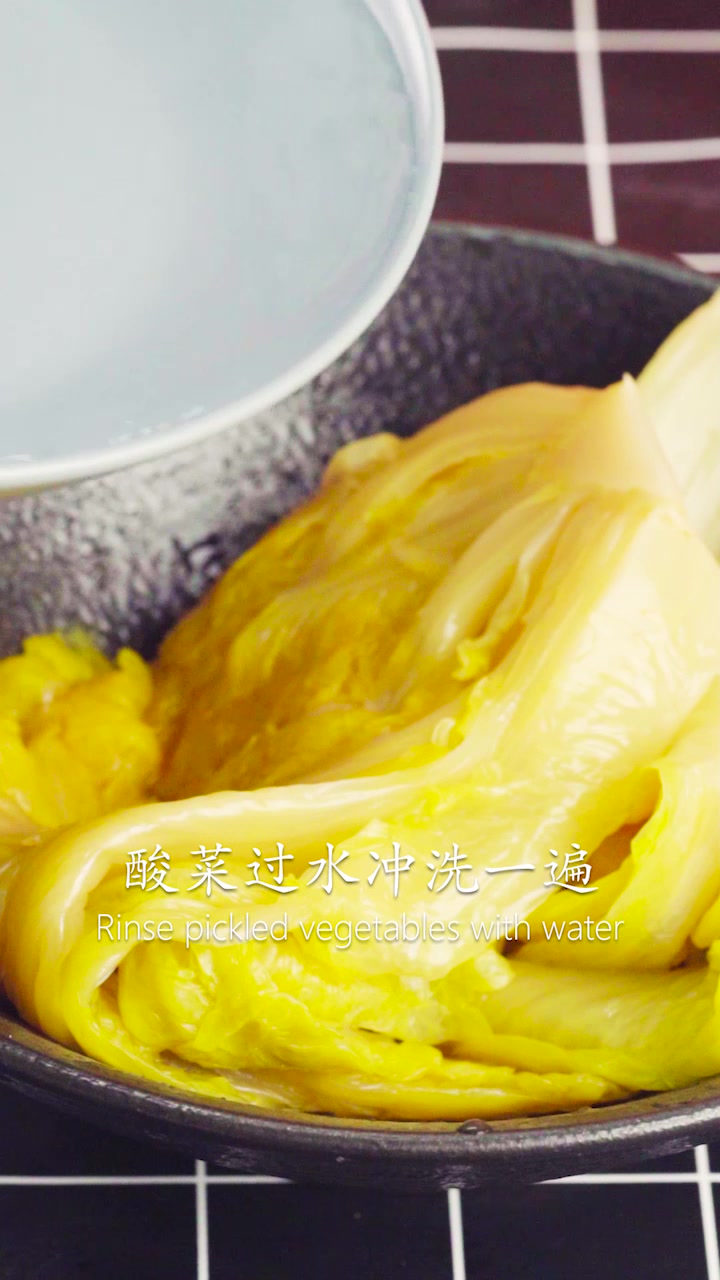 这是一道光听名字就会流口水的菜——酸菜猪肉炖粉条