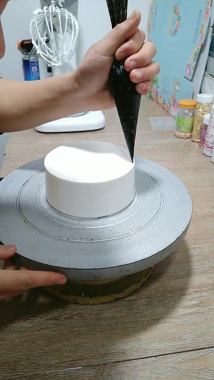 适合男孩的迷你小蛋糕,款式很好看,初学烘焙的妈妈可以做给儿子