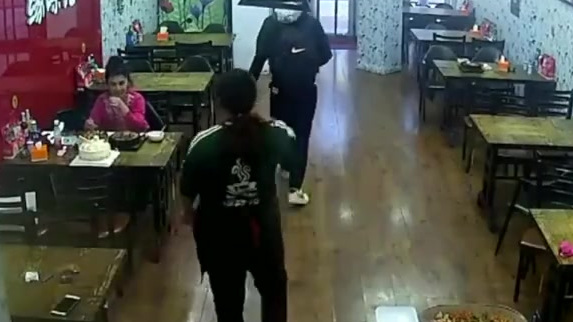 【总有人在默默爱你,小伙为独自庆生的老人偷偷买单】11月27日,辽宁鞍山,69岁的王阿姨自