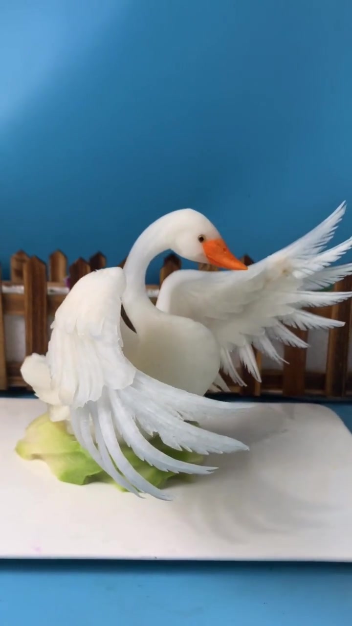 一个敢设计,一个敢雕刻,做成这样谁还舍得吃?