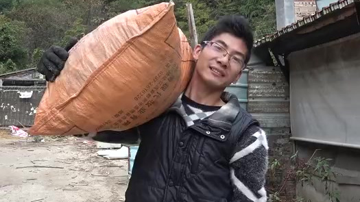 优秀Vlog作品推荐——金洋兄弟:用米糠拌饭和菜叶子喂猪,还要特别照顾一下刚下了小猪的猪妈