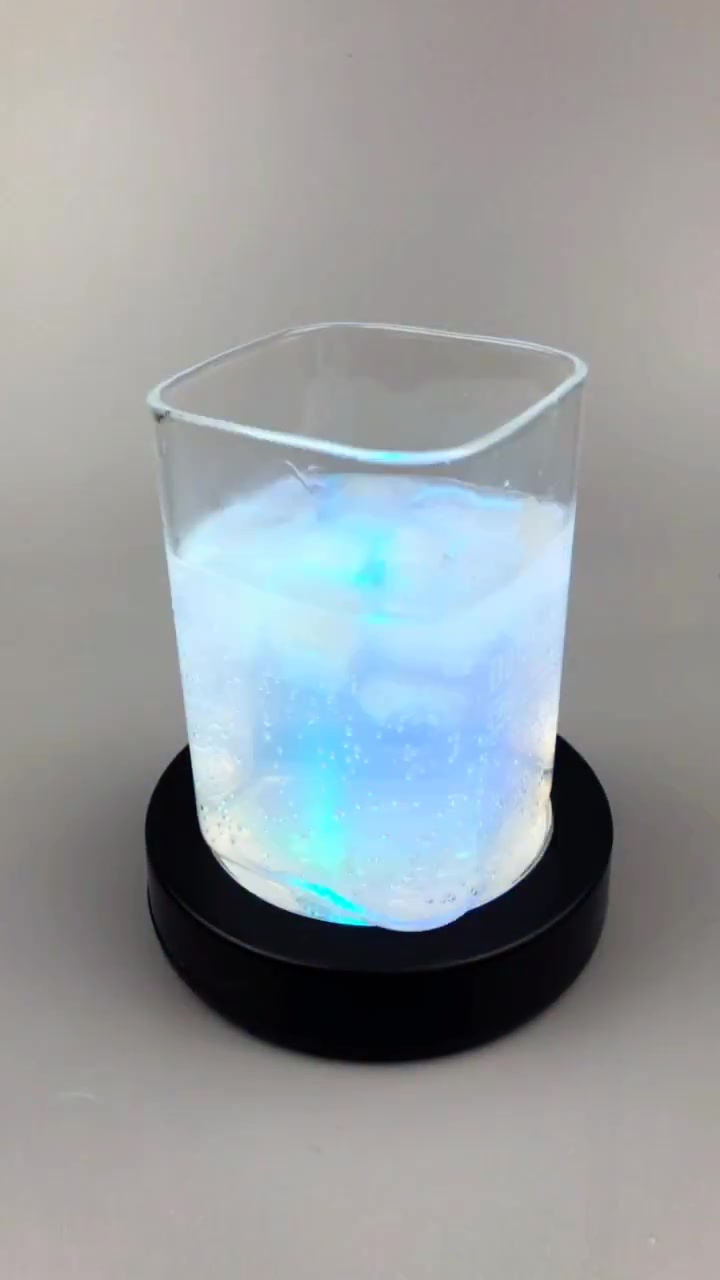 超级简单的一款鸡尾酒,江小白和雪碧再加上RIO,在家就可以做