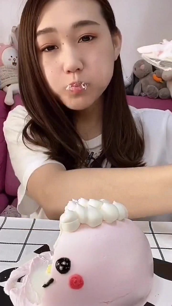 美女吃小兔叽奶油蛋糕,吃到最后剩下的实在吃不进去了,好可惜啊