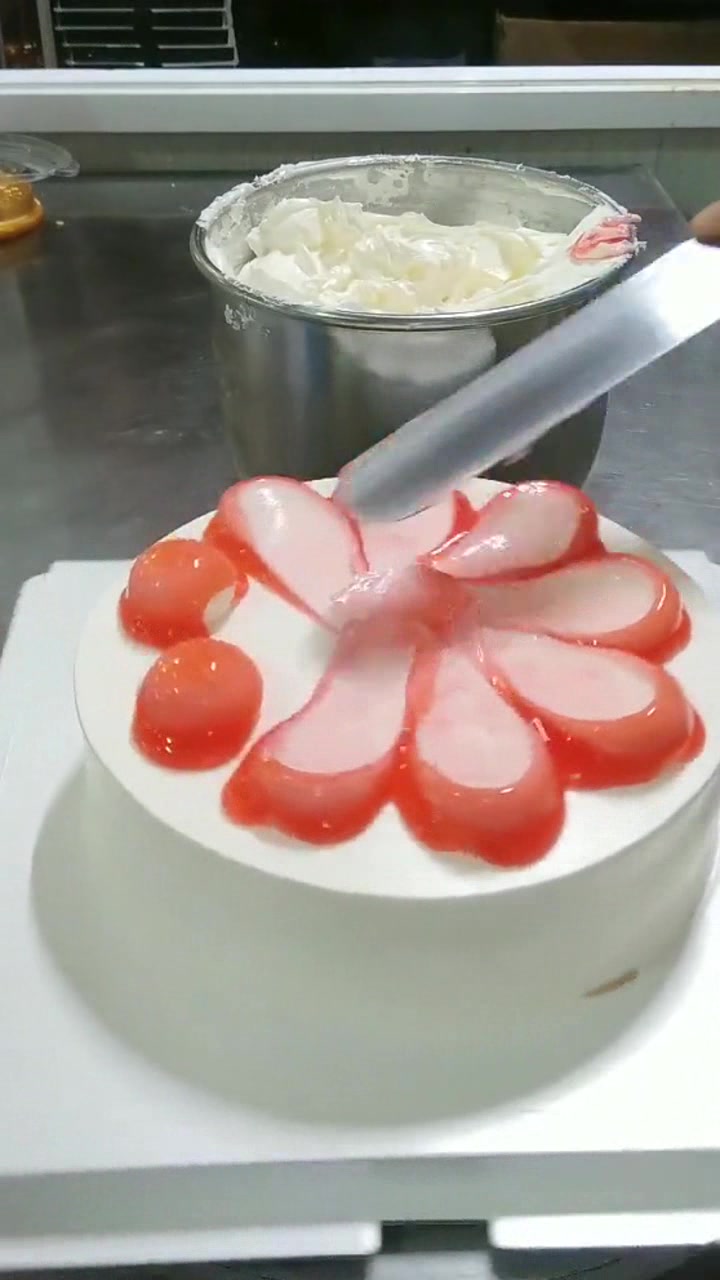 这蛋糕颜值真高,红色果酱加黄色水果,很适合送给过生日的小女生