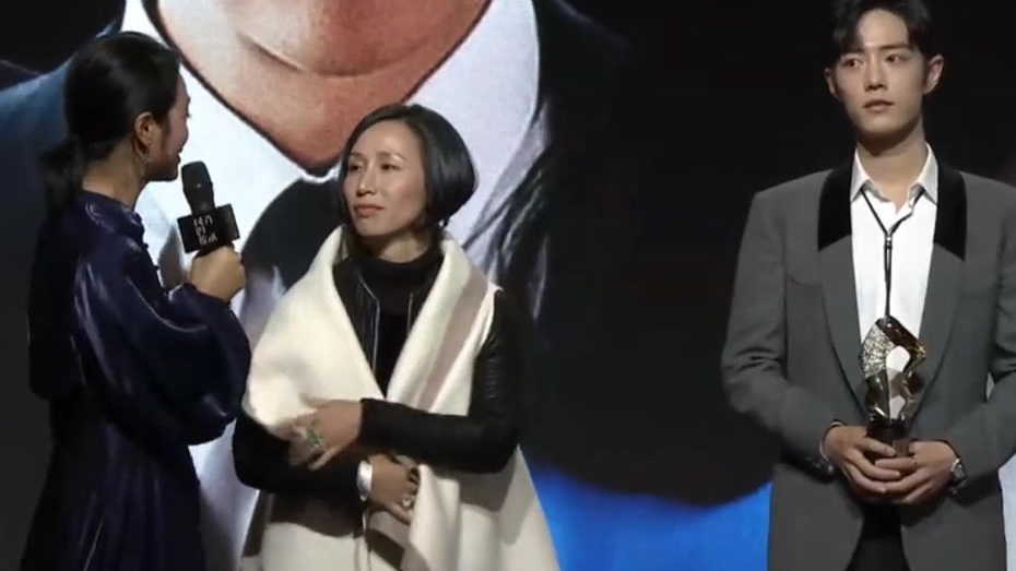 【肖战太懂礼貌!主动让出C位给其他前辈】12月3日,在2019COSMO时尚美丽盛典现场,