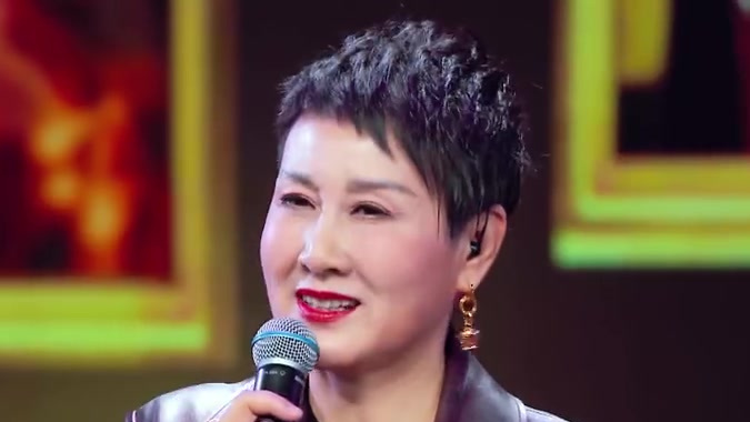 【跨界歌王精彩回顾】张凯丽现场讲述演唱的曲目《会飞的鱼》的创作故事,原来这首歌是凯丽老师的