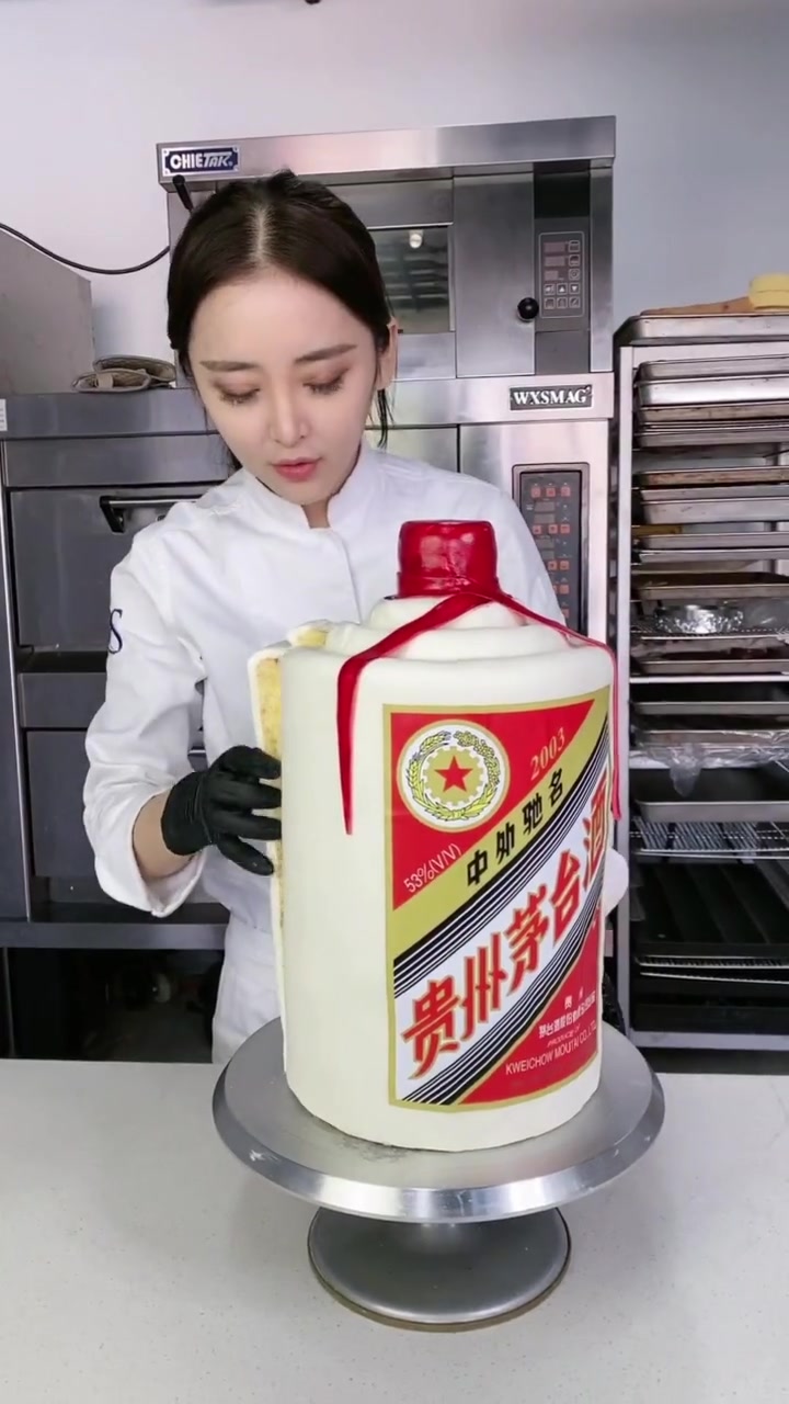 本以为是酒瓶子,没想到居然是蛋糕,姑娘制作的太逼真了