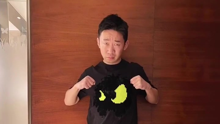 杨迪妈妈给杨迪穿长腿袜这波也太秀了!成都袜子显腿长三分靠袜子,剩下九十七分全靠妈妈对儿子的