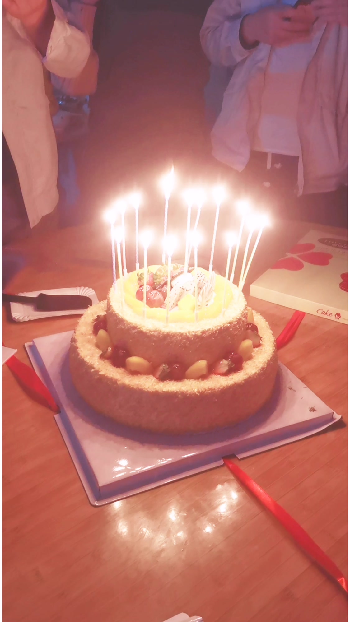 新致美为员工举办生日聚餐,点燃生日蜡烛切分了生日蛋糕照相合影