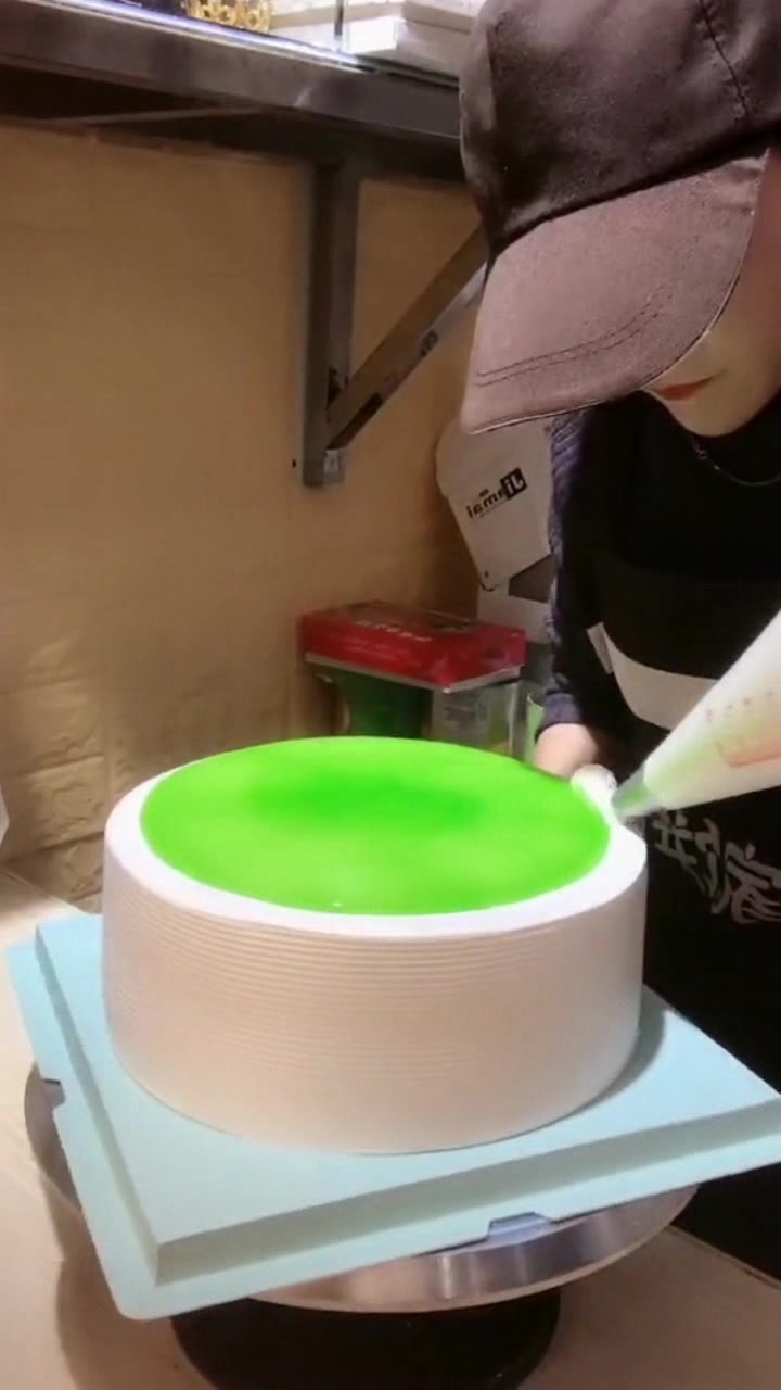 咦,一个充满了铜臭味的蛋糕!