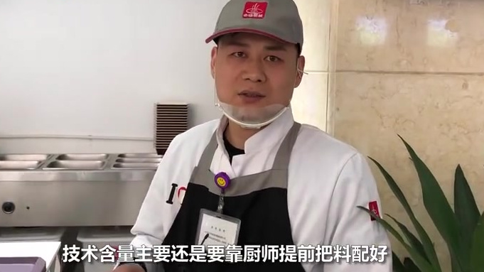 【高校食堂自动炒菜机30秒可出餐 学生:味道还行,但没灵魂】12月6日,西安美术学院食堂一