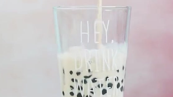 【自制珍珠奶茶,1分钟轻松get!】好喝又实惠,重点是健康放心,在家就能做的珍珠奶茶~先马