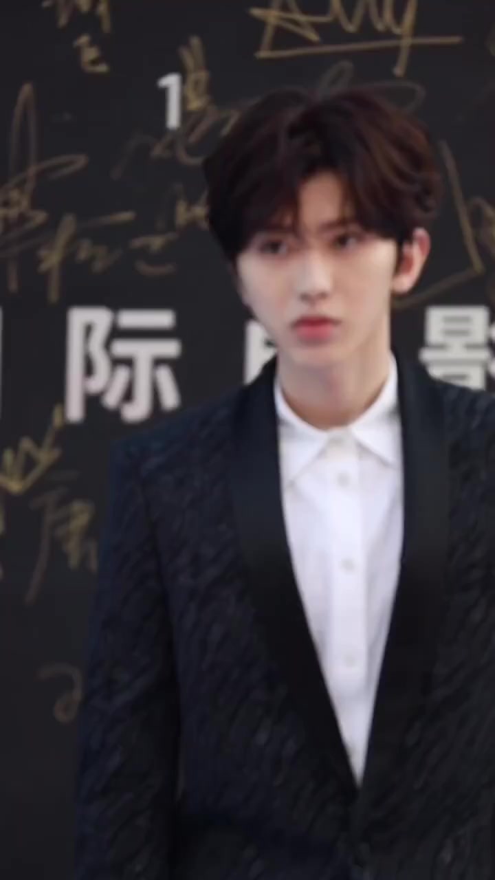 蔡徐坤上演西装杀,高清镜头下皮肤白皙,眼神懵懵的超可爱!