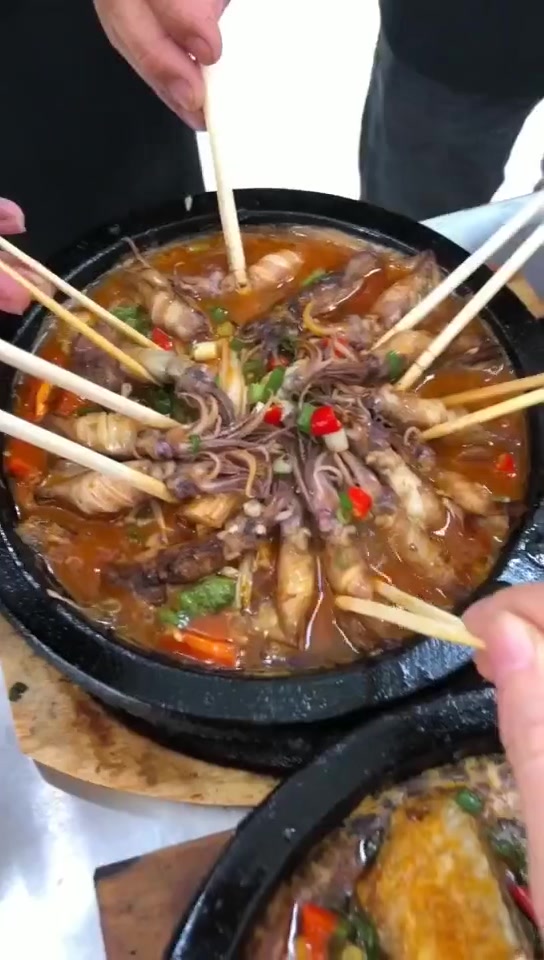 聚餐点了海兔金针菇,一大锅应该够吃了,开动吧!