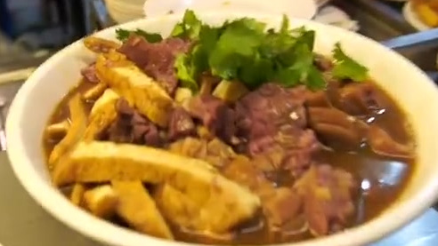 【北京炒肝凭什么常年火爆】 要想吃炒饭,鼓楼一拐弯, 把早点做成一天三顿饭的姚记炒肝,常年