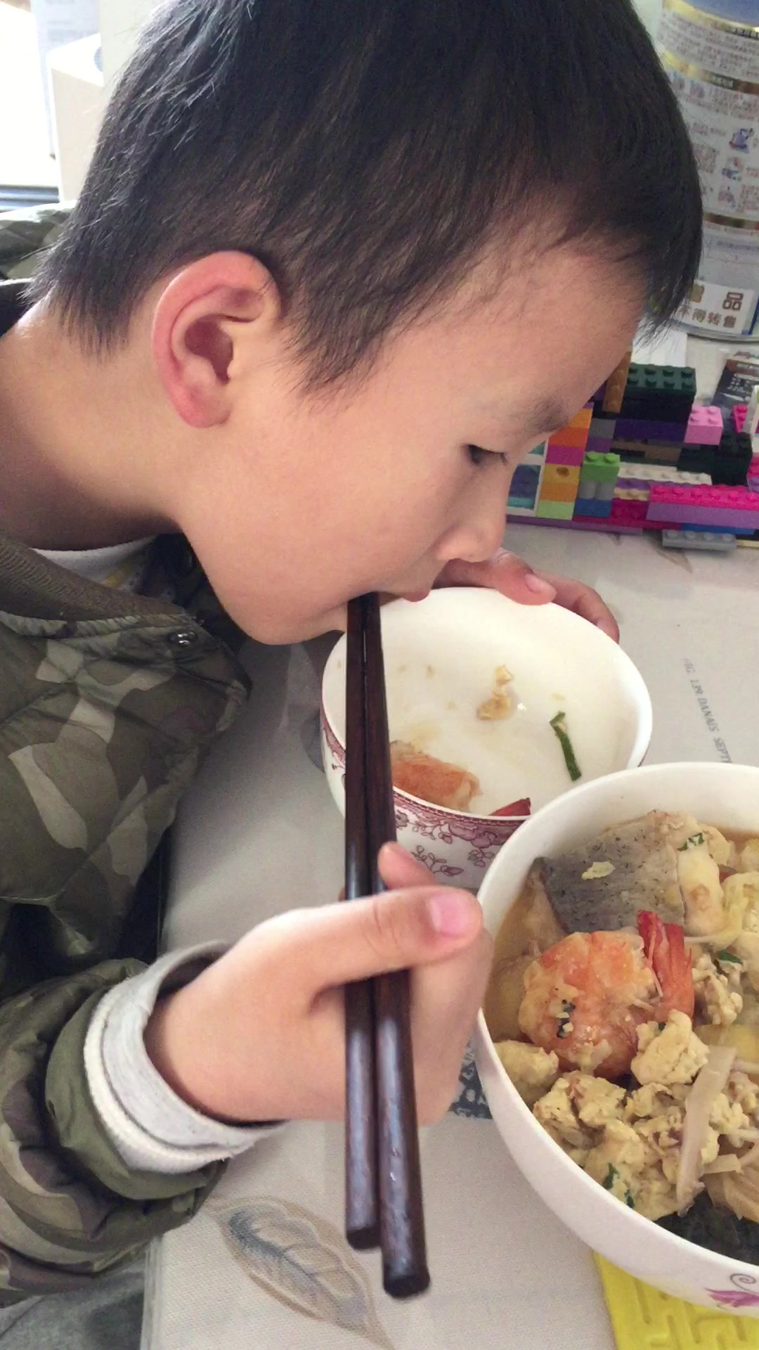 寒冷的冬日来一锅砂锅乱炖,小k吃的暖心