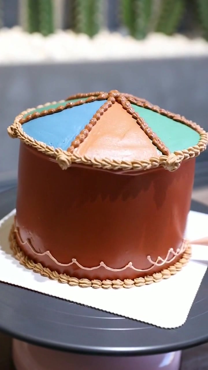 复古木马盒子蛋糕裱花过程,繁复花纹画好后,贴上图案实在太美!